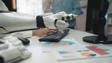 İş operasyonlarının iyileştirilmesi ve stratejik büyüme planlarının optimize edilmesinde kurumsal profesyonelleri destekleyen yapay zekâlı asistan. Noogenesis Yapay Zeka