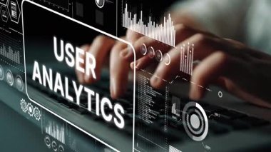 Modern İşyeri Ayarlarında Bilgisayar Klavyesinde Kullanıcı Analitiği ve Veri Görselleştirmesi Yapan Kişi. Asemptotik akıllı veri analitiği.