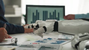 AI güdümlü analitikler danışmanlara pazar stratejilerini iyileştirme, işbirliği ve stratejik karar verme etkinliğini artırma olanağı sağlıyor. Noogenesis Yapay Zeka