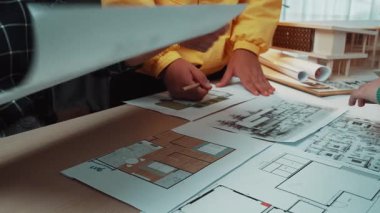 Genç tasarımcıların parlak bir çalışma alanının mimari planları üzerinde işbirliği yaptıkları, yaratıcılık, takım çalışması ve yenilikçi tasarım süreçlerini sergiledikleri bir sahne. SACTR