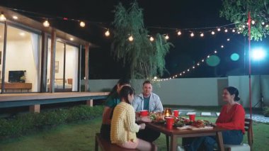Aile tatilini bahçede kutlar. Son sınıf öğrencisi sürpriz bir şekilde toruna hediye verdi. Akrabalarla rahatlamak için açık hava kamp aktiviteleri, nesiller arası tatlı akrabalarla zaman geçirmek için. Uyumsuzluk.