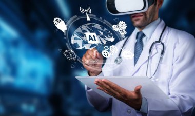 VR kulaklık takan bir tıp uzmanı, sağlık hizmetlerindeki yenilikleri vurgulayarak yapay zeka ve tıbbi teknolojinin sanal temsilleriyle etkileşime giriyor. PHMT