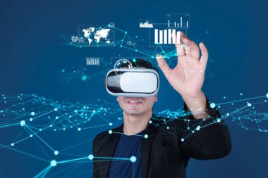 İş adamı, tahmin edilen büyük veri modellerinden gerçek zamanlı analizlere uzanan eğilimleri ve görüşleri ortaya çıkarmak için veri analizlerini derinlemesine inceleyerek, veri güdümlü kararların analitik endüstrileri nasıl ileri götürdüğünü öğrenir Faas