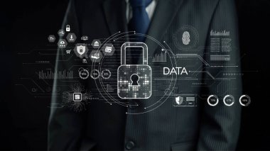 Bir iş adamı, karanlık bir arkaplan karşısında, veri koruması, mahremiyet ve siber güvenliği simgeleyen dijital arayüzle çevrili bir davayla ayakta duruyor. Dörtgen