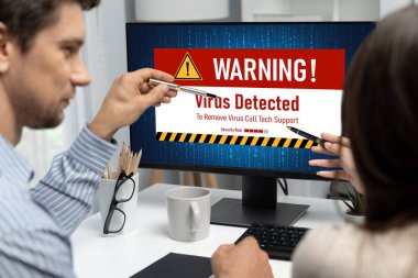 Bilgisayar ekranındaki virüs uyarısı canlı siber tehdit, hacker, bilgisayar virüsü ve kötü amaçlı yazılım tespit etti