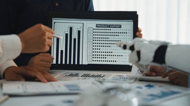 Teknoloji yardımı ile veri analizi ve ürün ihracatı stratejileri üzerinde işbirliği yapan iş adamları, dijital ekranda grafikler ve grafikler gösteriyorlar. Yaratılış