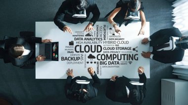 Bulut bilişim, veri yönetimi ve güvenlik stratejileri, modern ofis ortamında takım çalışması ve profesyonelliği tartışan bir iş toplantısının havadan görüşü. Dostluk