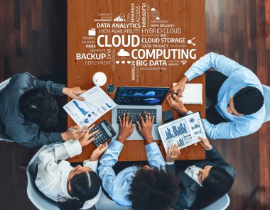 Bir grup profesyonel, veri analizi ve etkili yedek çözümler üzerine odaklanmış bulut hesaplama stratejilerini tartışmak üzere modern bir çalışma alanında işbirliği yapmaktadır. Dostluk