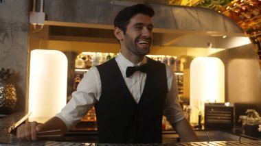 Gülümseyen zeki barmen, gece kulübündeki VIP müşterilerle canlı sohbetlerde misafirlere buzlu şeker ikram ederek harika bir servis sağlıyor. Vinosity.