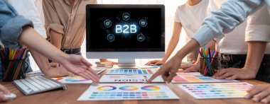 İş adamı B2B peyzajında geziniyor, iş-iş bağlantılarını geliştirmek için kullanım teknolojisi kullanıyor. B2B etkileşimini yeniden şekillendiren keşifler, iş-iş stratejilerinde yenilikleri yönlendiren araçlar. canlı