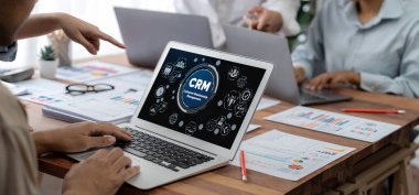 CRM işletme ve işletme için canlı bilgisayarda müşteri ilişkileri yönetim sistemi