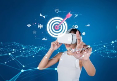 İş adamı müşteri hedef gruplarını belirlemek için verileri analiz eder, pazarlama stratejilerini rafine eder. Her hedef grubun özel ihtiyaçlarını karşılamak için iletiler gönderiliyor. EIDE