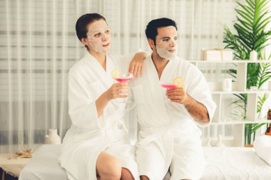 Kaplıca salonunun sakin, modern gündüz atmosferi, birkaç müşteri yüz maskesi takarak kendini yenilemeye çalışıyor. Yüz bakımı ve güzellik kozmetolojisi prosedürü. Sessiz.