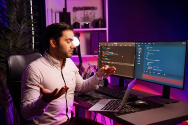 Neon Light Office 'teki hata kodlama sistemindeki sorunu çözmek için uygulama ekibi kaydı üzerinden bilgisayar üzerinden bilgisayar geliştirme toplantısı, internet sitesi veritabanı sunumu kavramı. Tahmin et..