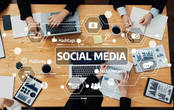 Üretken bir sosyal medya strateji toplantısına katılan bir ekip, dijital analitik araçlardan faydalanıyor, anahtar ölçümleri tartışıyor ve etkili iletişim için yenilikçi fikirler üretiyor. Dostluk