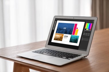 Web sayfasının modern tasarımı ve bilgisayar ekranında gösterilen ticari reklamlar için grafiksel tasarımcı yazılımı