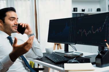 İki borsa yatırımıyla danışman ya da ortağı arayan tüccar işadamı, veri analizini yüksek kârlı dinamik teknoloji borsasına yatırım yapmak için karşılaştırdı. Tahmin et..