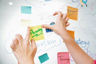 Profesyonel iş kadınının elini kapat ve iş planını sunarken renkli yapışkan notları beyaz tahtaya yapıştır. Yaratıcı iş toplantısı ve beyin fırtınası konsepti. Tertemiz..