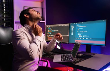 BT geliştiricisi, yazılım kodlama sistemindeki problemi çözmek için vücut esnetme, programcı kavramı neon ışık ofisinde online web sitesi veritabanı üzerinde fazla çalışmaktan yargılanıyor. Tahmin et..