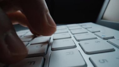 Bilgisayar klavyesinde parmaklarıyla daktilo eden hızlandırılmış yakın çekim adam. Makro yumuşak odaklı bebek çekimi. Bilgisayar programlama, mesajlaşma çevrimiçi mesajlaşma ve çevrimiçi pazarlama işi hiperhız kavramı. Topla