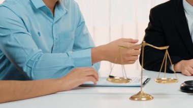 Avukat, hukuk bürosunda pazarlık yoluyla iş anlaşmazlığını çözmek için iki taraf arasında uzlaşma teklif ediyor. Yasal arabuluculuk ve çatışma çözme servisi. Ağır çekim. Katı.