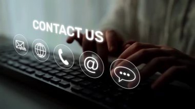 E- posta, web, telefon ve mesaj simgelerini gösteren UI konsepti. İletişim ve destek simgeleri iş iletişimini düzene sokmaya ve müşteri iletişim deneyimini geliştirmeye yardımcı olur. Muxer