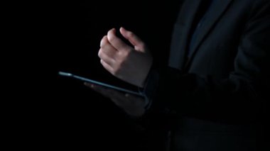 Beş altın yıldızı temsil eden bir el, yüksek müşteri reytinglerini ve geri bildirimlerini sembolize eder. Yüzen konuşma baloncukları dijital bir işte iletişimi ve etkileşimi temsil eder. Dörtgen
