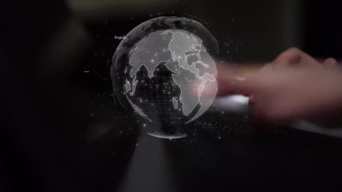 Birden fazla dille küresel iletişim, dijital çeviri araçları, çok dilli teknoloji, kültürler arası iletişim ve sanal dil öğrenme ortamları. Muxer