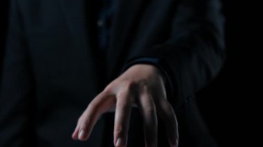 Bir el, yenilenebilir enerji ve sürdürülebilir uygulamaların geleceğini temsil eden bir rüzgar türbini, piller ve bulut grafiklerinin yer aldığı ekoloji sembollerine uzanıyor. Dörtgen