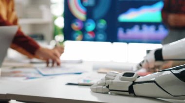 İş adamlarının endüstri eğilimlerini değerlendirmelerine, performanslarını optimize etmelerine ve stratejik büyüme planlarını geliştirmelerine yardımcı olan yapay zeka öngörüleri. Noogenesis Yapay Zeka