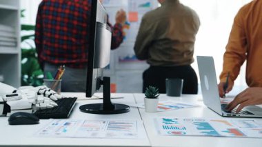 İş toplantılarında yapay zekayla yürütülen işbirliği pazarlama girişimlerini geliştirir, araştırma çabalarını artırır ve veriye dayalı karar verme stratejilerini rafine eder. Noogenesis Yapay Zeka