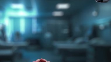 Robot ve insan elini uzatıyor ve parmağıyla beyin simgesini havada yüzdürüyor. Laboratuvar geçmişi bulanıklaşırken robot el ve insanın birlikte çalışmasını engelle. Sağlıklı..