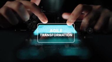 İş Stratejisi Geliştirme için Çevik Dönüşüm Üzerine Dijital Veri Görselleştirmesi ile Dokunmatik Ekranda Yazan Eller. Asemptotik akıllı veri analitiği.