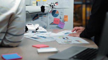 İş dünyasından profesyoneller yapay zeka analitiğini araştırma, pazarlama stratejilerini geliştirme ve kesin, veriye dayalı iş planlamasını güvence altına alma konularına dahil ederler. Noogenesis Yapay Zeka