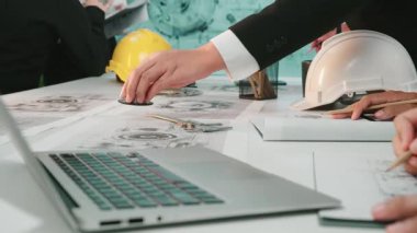 Dizüstü bilgisayarlar ve teknik çizimlerle proje yönetiminde yer alan profesyonellerin yer aldığı dinamik bir çalışma alanı, etkili çözümler için takım çalışması ve yenilikçi planlama. SACTR