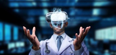 Sanal gerçeklik kulaklığı takan bir doktor, tıbbi ve hasta tedavisinin geleceğini temsil eden yüksek teknolojili bir sağlık ortamında dijital hologramlarla etkileşime girer. PHMT