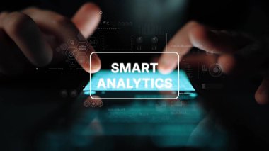 Dokunmatik Ekran Aygıtı, Karanlık Ortam 'da Akıllı Analitik Kavramları Gösteriyor. Asemptotik akıllı veri analitiği.