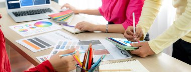 Şirket işleri için canlı bilgisayar yazılımının müşteri deneyimi ve gözden geçirme analizi