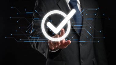 İş adamı, QC ve QA standartlarının karşılandığından emin olmak için katı kalite güvencesi protokolleri uyguluyor. Kalite güvencesi ile sertifikalı ürün mükemmelliğine ulaşmak. FaaS