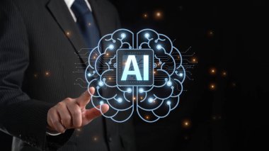 Bir iş adamı, yapay zekayı sembolize eden, modern endüstrilerdeki teknoloji ve yeniliklerin kesişimini vurgulayan gelecekteki dijital bir beyinle etkileşim halindedir. XDMCP