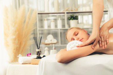 Kafkasyalı kadın müşteri stres önleyici spa masajının keyfini çıkarıyor ve lüks otel ya da oteldeki gündüz açık ortam güzellik salonunda güzellik teniyle eğleniyor. Sessiz.