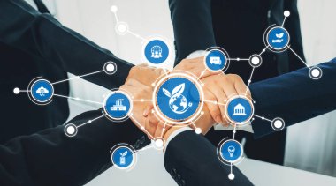 Çağdaş bir kurumsal ortamda sürdürülebilir iş çabaları ve yeşil girişimleri temsil eden, işbirliği içinde birleşmiş çeşitli elleri gösteren odaklı bir resim. Dostluk