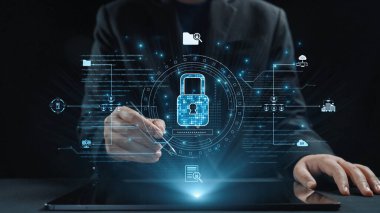 Gelişmiş teknoloji unsurlarına sahip bir kilit sembolü içeren veri güvenliğinin büyüleyici dijital temsili, modern dijital manzarada mahremiyetin önemini vurguluyor. Dörtgen