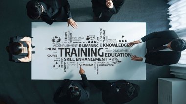 Modern Çalışma Alanındaki Mesleki Gelişim ve E-Öğrenme Stratejilerine Odaklanan İşbirliği Ekibi Eğitim ve Yetenek Geliştirme Oturumunda. Dostluk