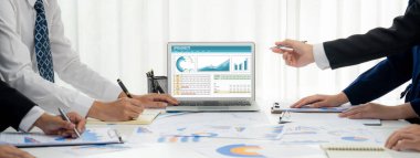 Hesap tablosu bilgi finansal başlangıç kavramı. Çevrimiçi analiz projesi için hesap tablosu belgelerinde veri ve grafikler