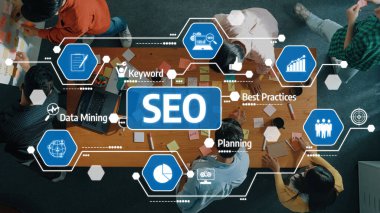 Ekipler, dijital pazarlama etkinliğini artırmak ve çevrimiçi görünürlüğü artırmak için işbirlikçi araçlar ve planlama teknikleri kullanarak canlı bir SEO strateji oturumu düzenliyor. Dostluk