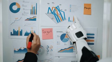 Bir robot el, sunum panosundaki çeşitli grafik ve grafiklerle etkili iş analizleri için gerekli olan anahtar ölçümleri ve hedefleri vurgular.