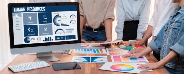İnsan kaynakları yönetim yazılımı bilgisayar ekranında insan kaynakları çalışanlarının işe alım, maaş bordrosu, personel araması ve KPI değerlendirme çalışmalarını yönetmesine yardımcı oluyor