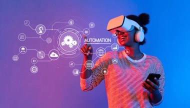 Neşeli bir kadın sanal gerçeklik teknolojisiyle etkileşime geçiyor renkli ve modern bir ortamda otomasyon kavramları sergiliyor. Bu görüntü endüstrinin geleceğini temsil ediyor. XDMCP