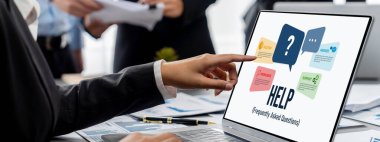 İş zekası ve veri analizi kavramı. Analizci ekibi laptop ekranında finansal veri analizi üzerinde çalışıyor. Etkili iş stratejik planlama için pazarlama göstergesi olarak. İçgörü